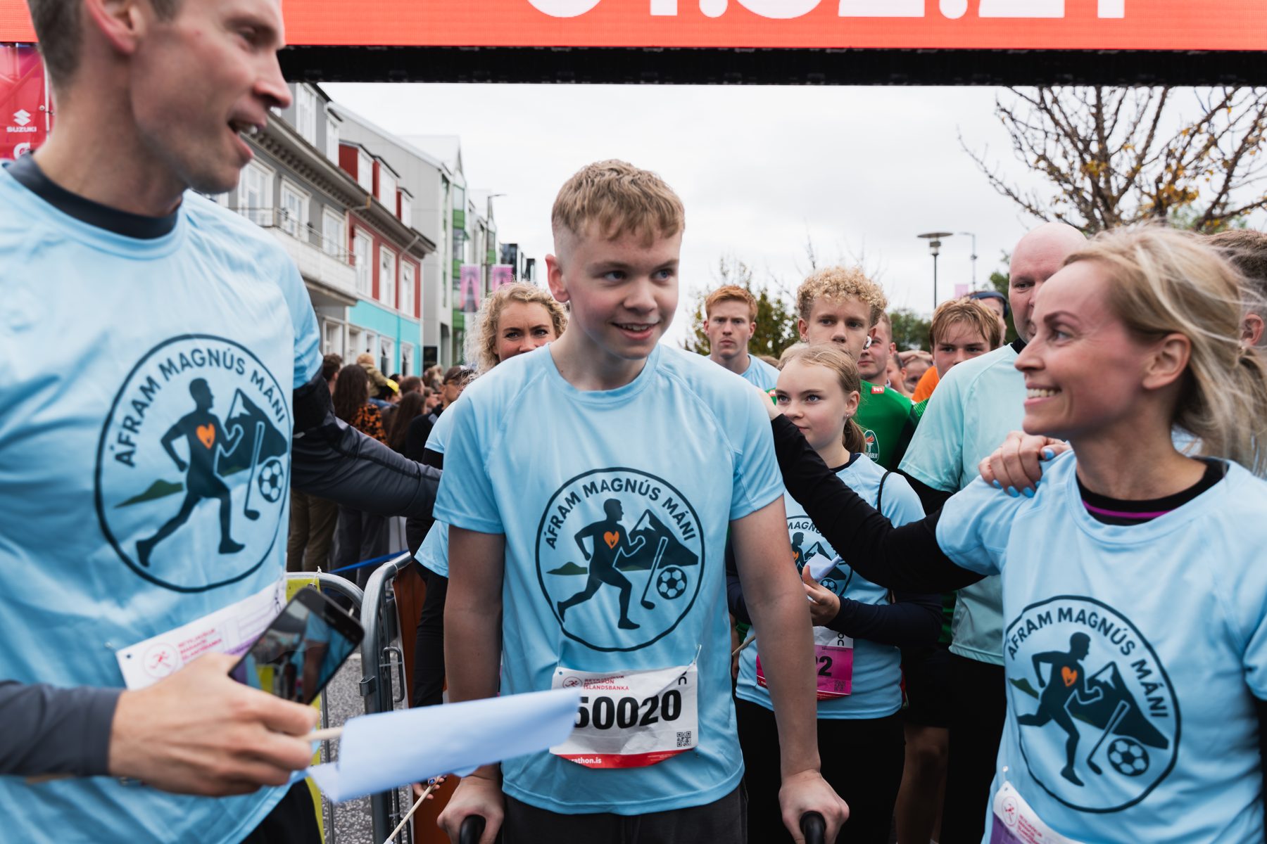Stuðningshópurinn í Áfram Magnús Máni bolum á hlaupabrautinni
