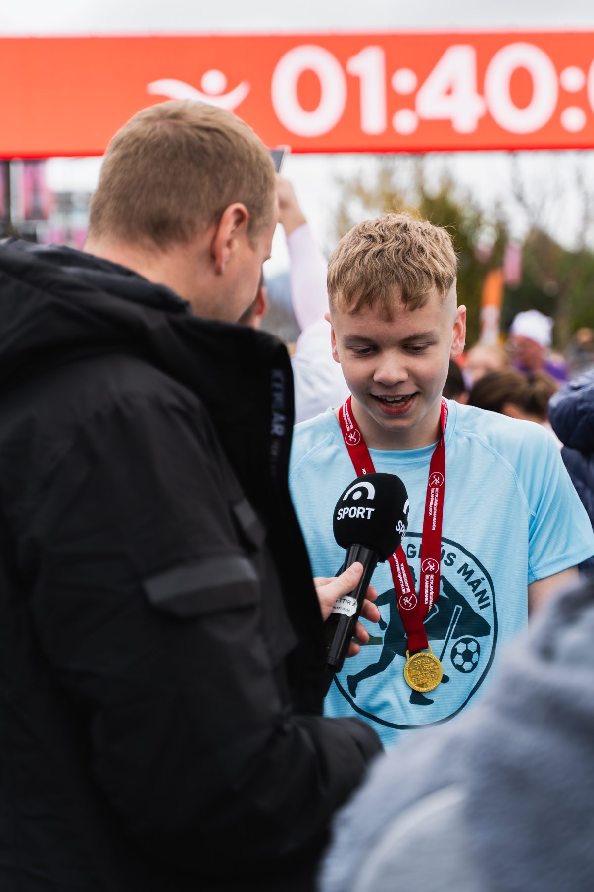 Magnús Máni í viðtali með medalíuna um hálsinn