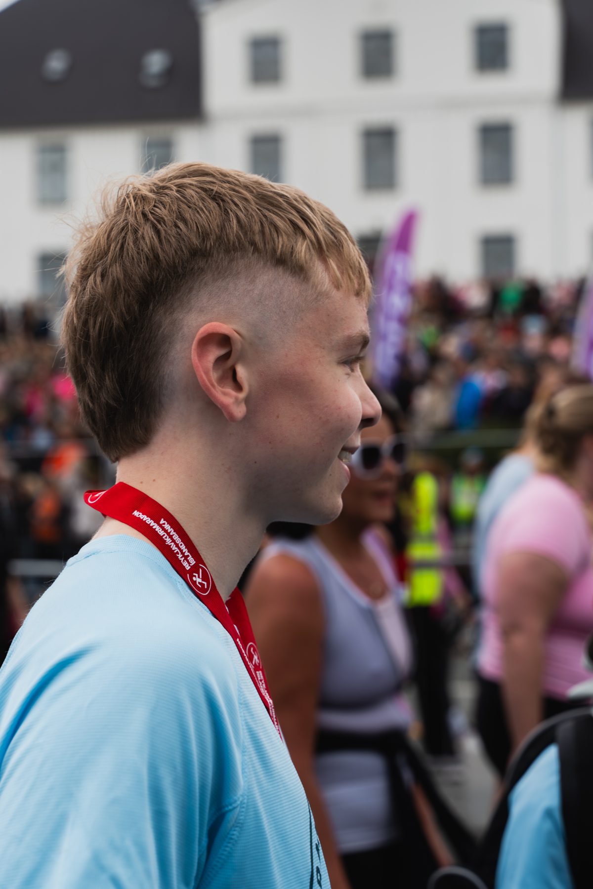 Nærmynd af Magnúsi Mána brosandi með medalíu í markinu